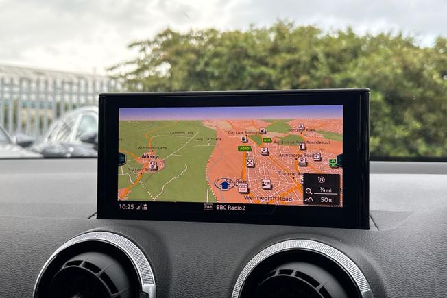 AUDI SQ2 Photo 14