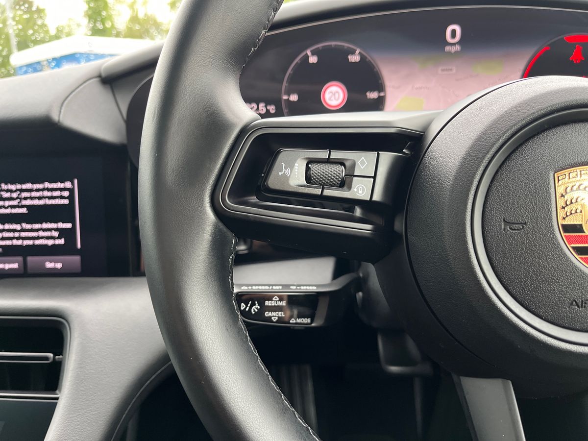 Porsche Taycan Photo 15