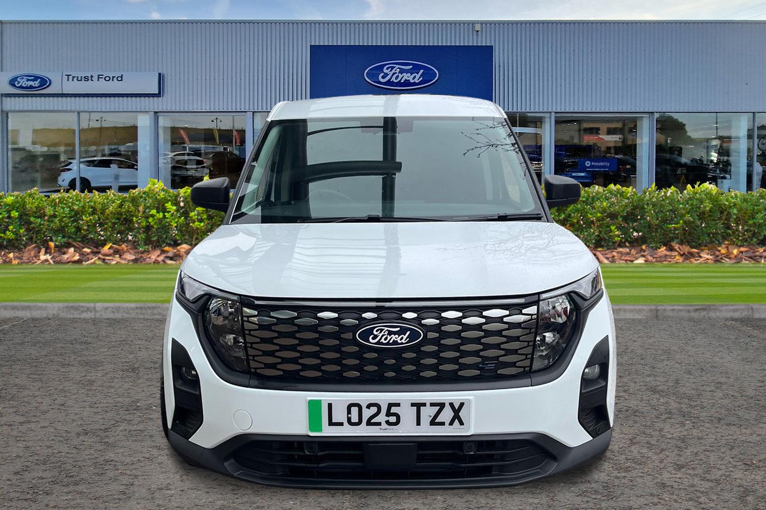 Ford E-TRANSIT COURIER Photo 10