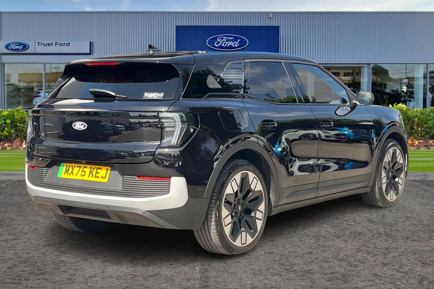 Ford Explorer Photo 3