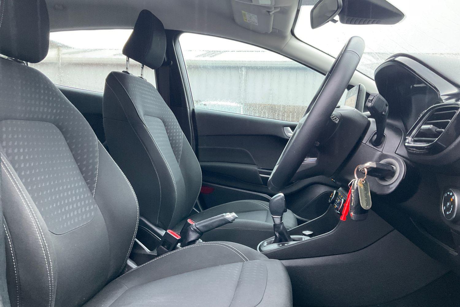 Ford FIESTA Photo 16