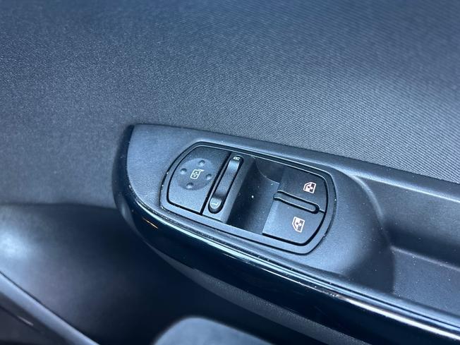 VAUXHALL Corsa Photo 24