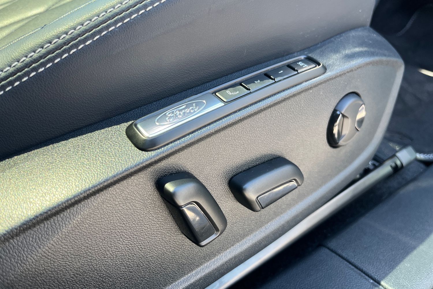 Ford Explorer Photo 34