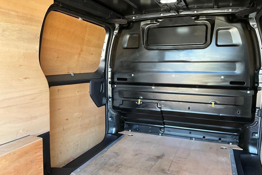 Used VAUXHALL VIVARO EA72JCZ 4