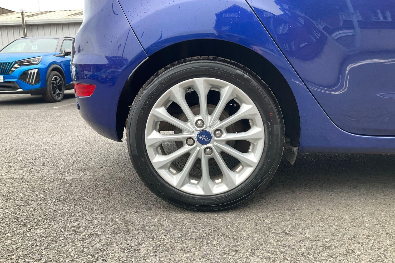 Ford FIESTA Photo 7