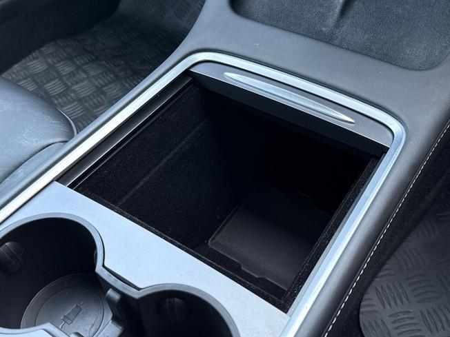 TESLA Model 3 Photo 55