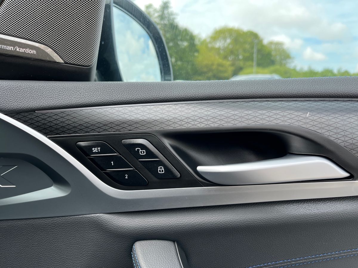 BMW iX3 Photo 32