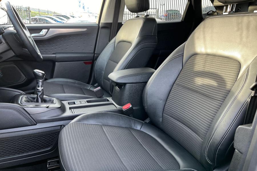 Ford KUGA Photo autoimg-f92aaddf28f1dab60bec1576f762e31b7d2c4dd7.jpg