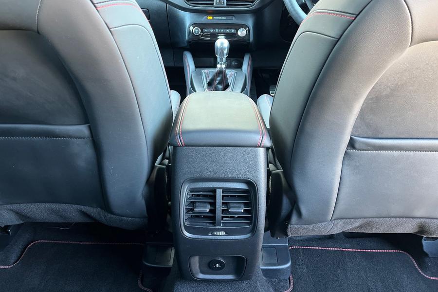 Ford Kuga Photo autoimg-f95caf1919023415227ab718ae9048a6a1b56e61.jpg