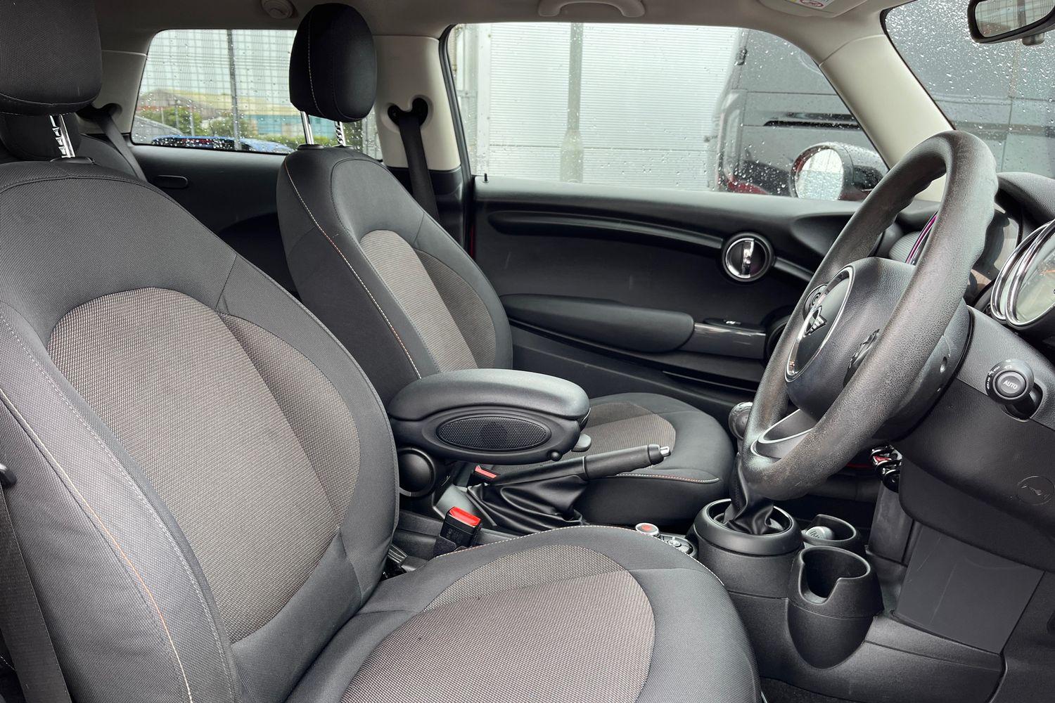 MINI HATCHBACK Photo 16
