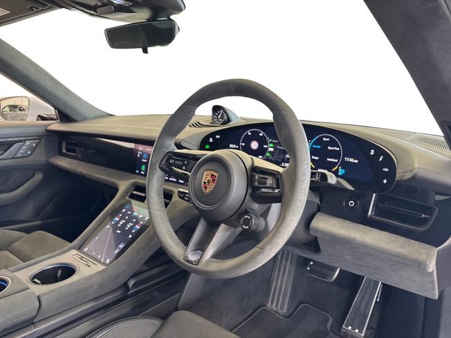 Porsche Taycan Photo 10