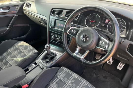 Volkswagen Golf Photo autoimg-f9883c04bbac0e263a2d5662d87e34c5b8bc7e65.jpg
