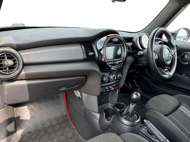 MINI Hatch Photo 2