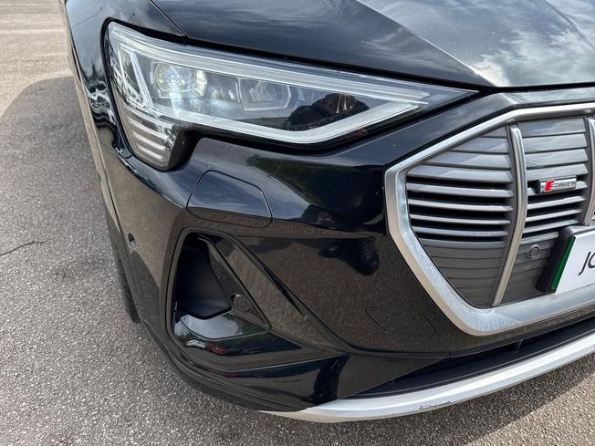AUDI e-tron Photo 35
