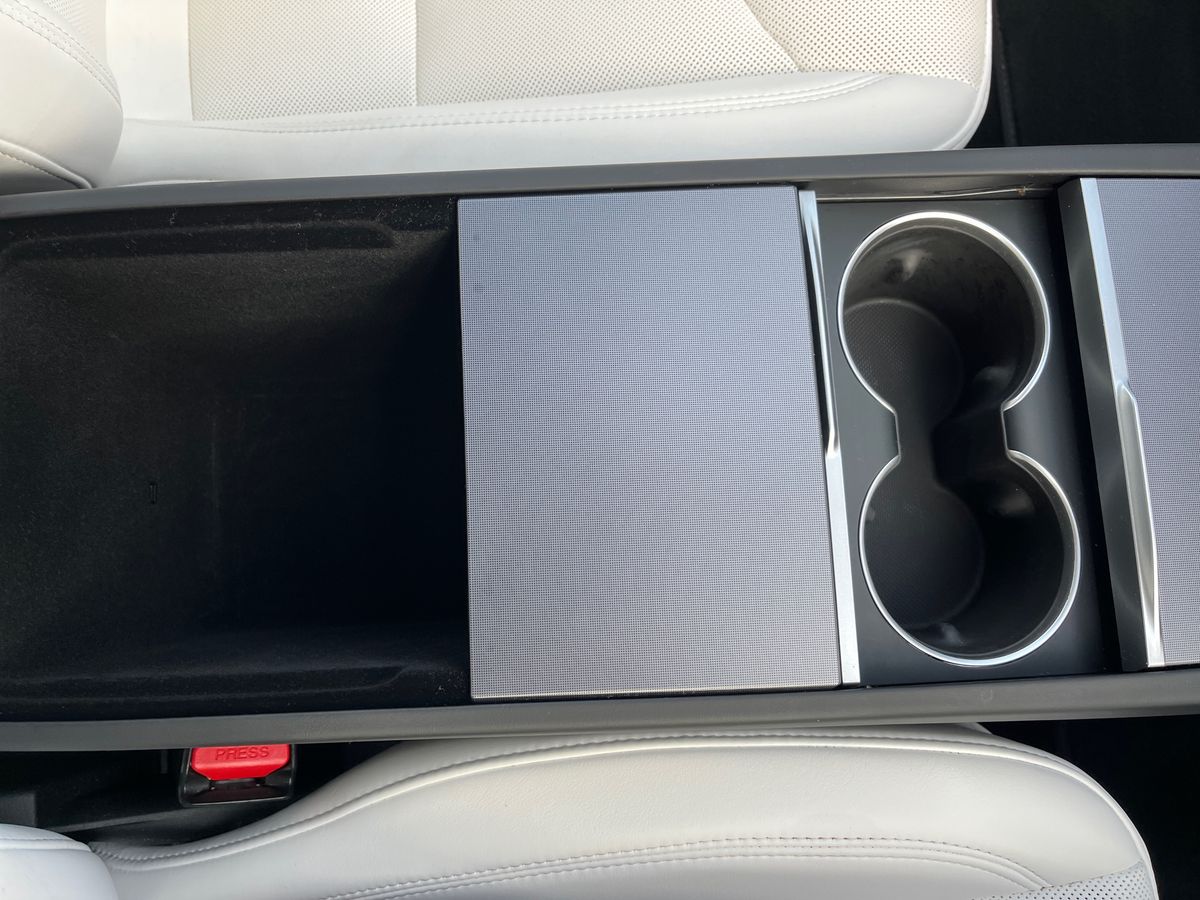 TESLA Model 3 Photo 39