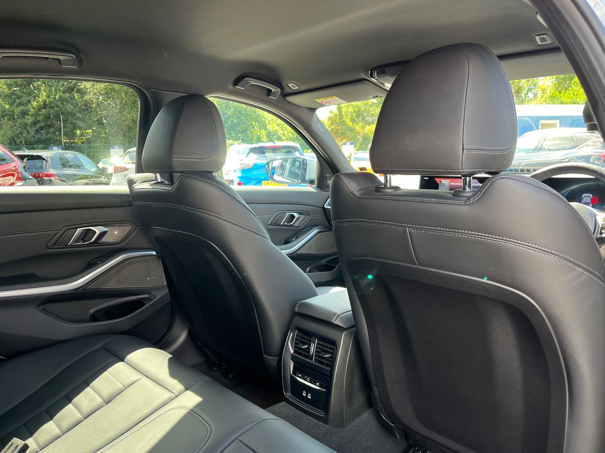 BMW 3 Series Photo 35