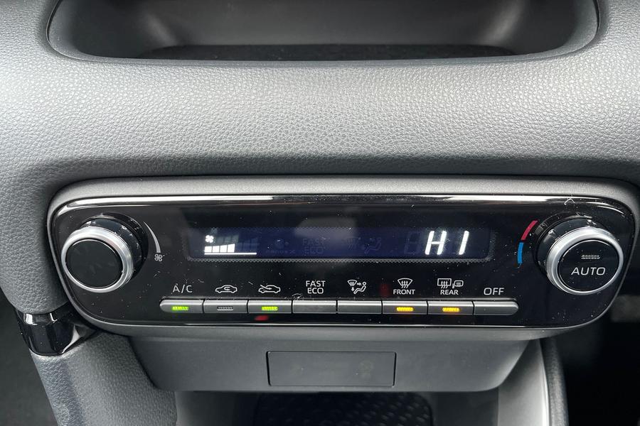 Toyota YARIS Photo autoimg-fa72b0e41b72b367f2ad1e210d034db6fc402d1e.jpg