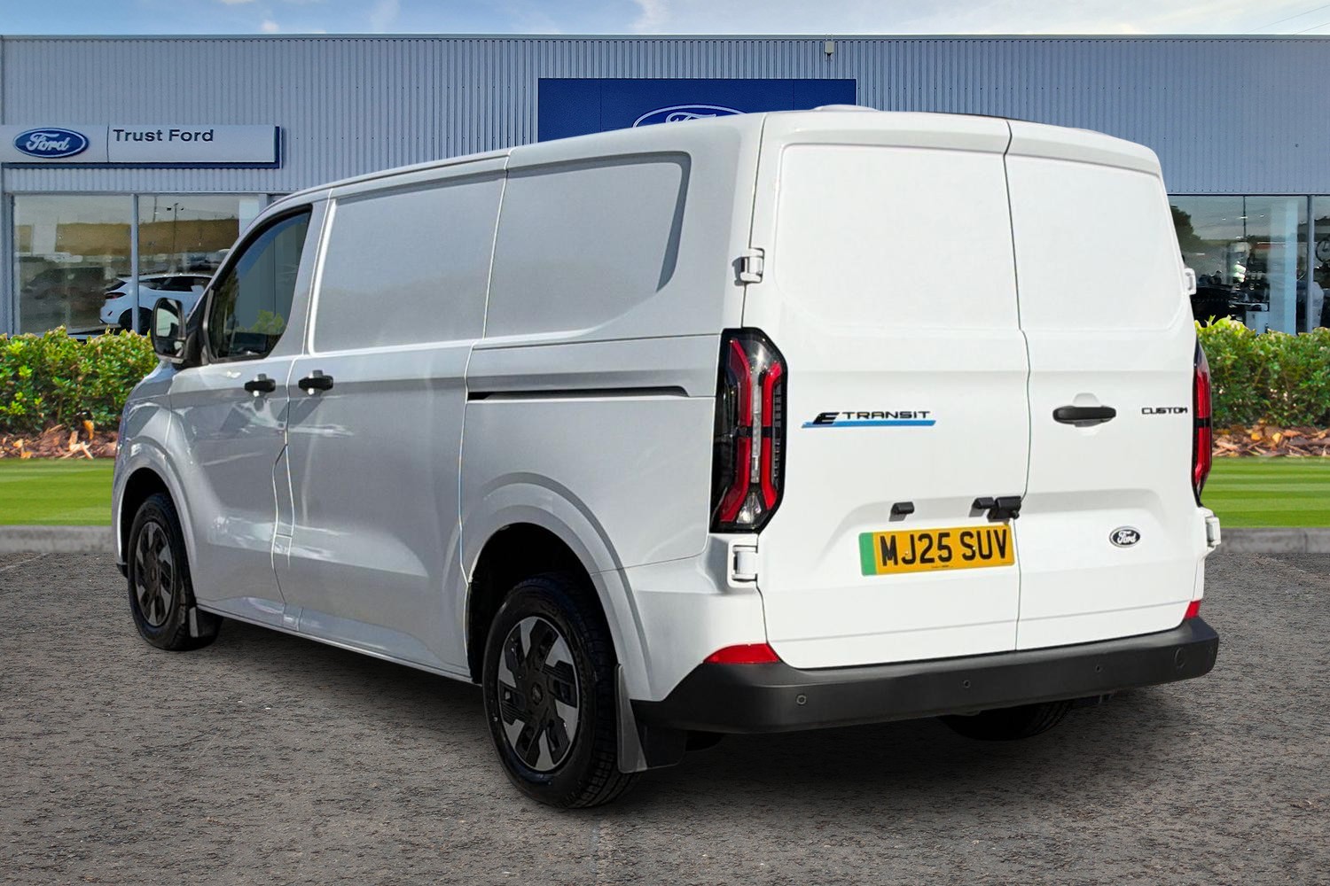 Ford E-TRANSIT CUSTOM Photo 1