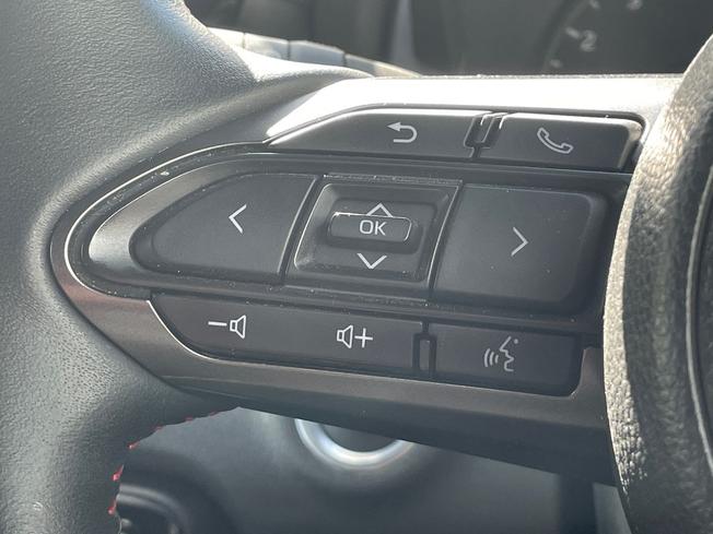 TOYOTA Yaris Photo 16