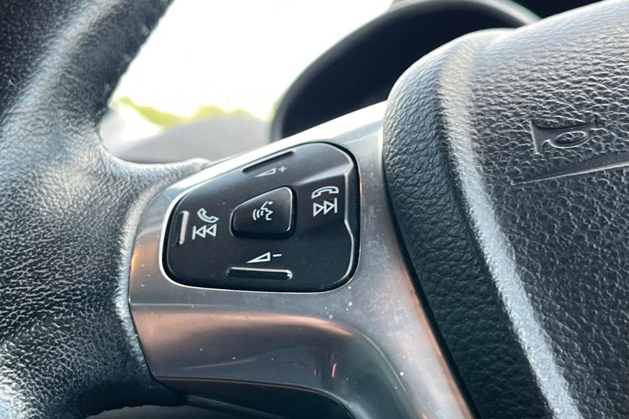 Ford FIESTA Photo autoimg-fb1f7ea39413379cb6b2dfb75fdd95f3ad7facc9.jpg