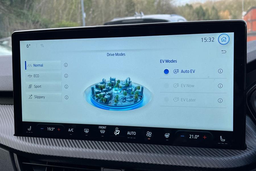 Ford Kuga Photo autoimg-fb2874ec05c665aeaa7f465229260c32a8d676b3.jpg