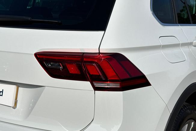 VOLKSWAGEN Tiguan Photo 18
