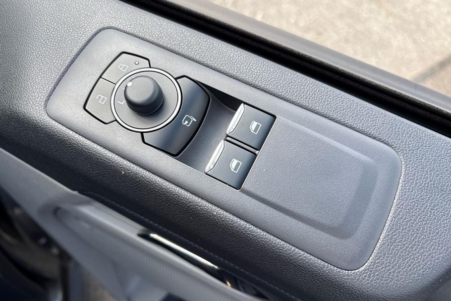 Used Ford TRANSIT CUSTOM YM75OBB 29