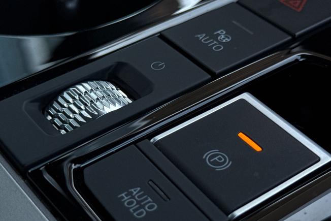 VOLKSWAGEN Touareg Photo 29