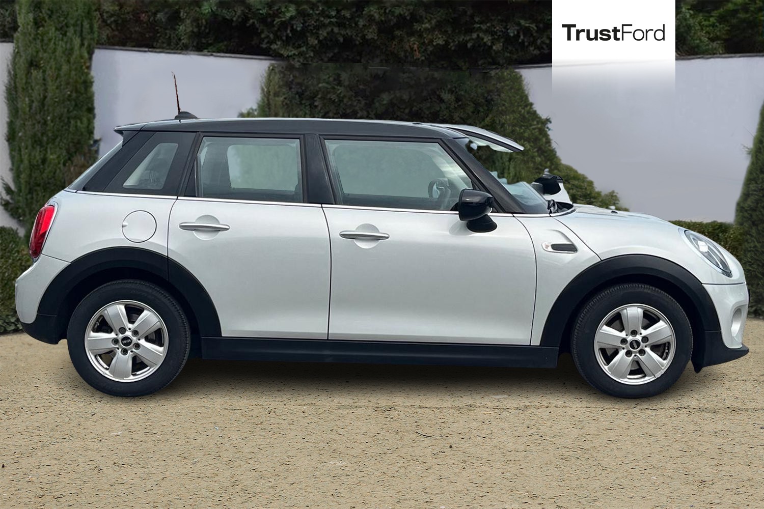 MINI HATCHBACK Photo 2