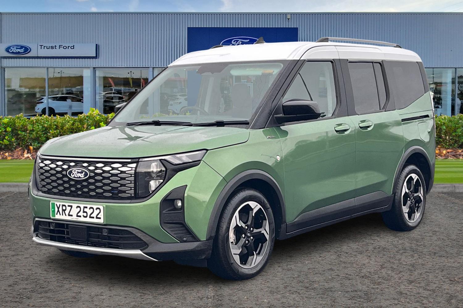 Ford E-Tourneo Courier Photo 4