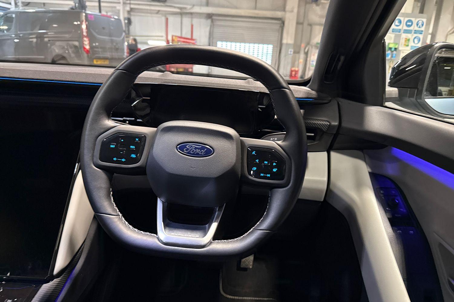 Ford Explorer Photo 11