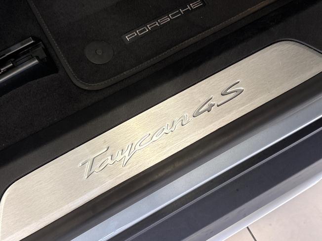 PORSCHE Taycan Photo 30