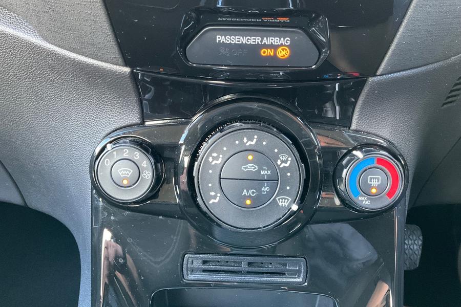 Ford FIESTA Photo autoimg-fbdf8ed46ab85911a8de8d63754c616b7f61c018.jpg
