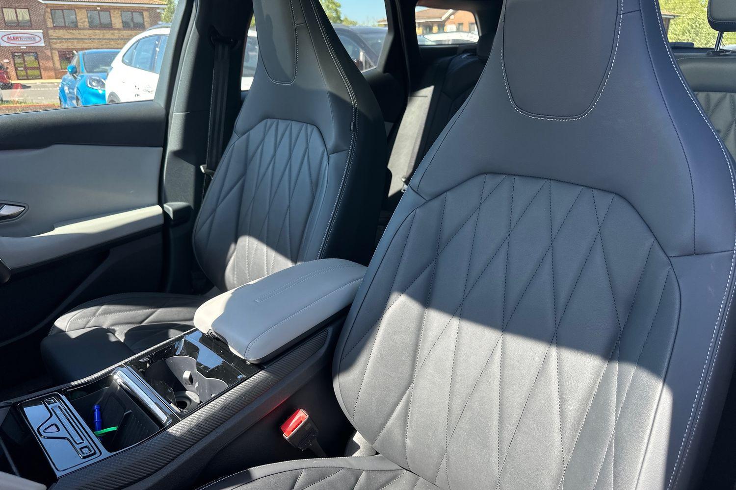 Ford EXPLORER Photo 18