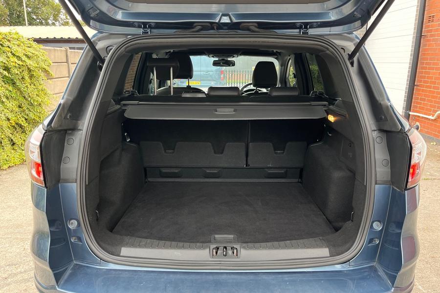 Ford KUGA Photo autoimg-fbedec33b33c9601b2b16ec1559f9f8eb5ef4e59.jpg