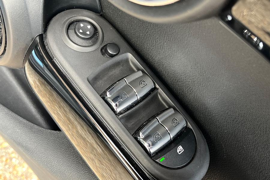 MINI HATCHBACK Photo autoimg-fbf7ea56b9599f1fcfeb2d173ca683dff28e95f4.jpg