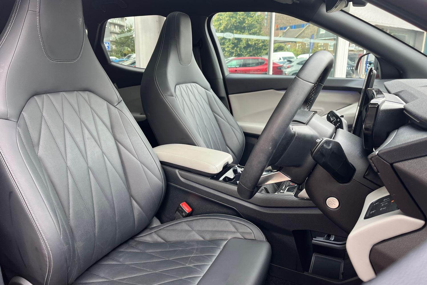 Ford EXPLORER Photo 16