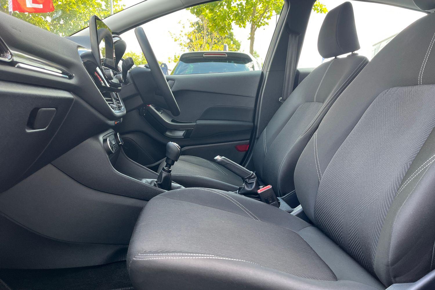 Ford FIESTA Photo 18