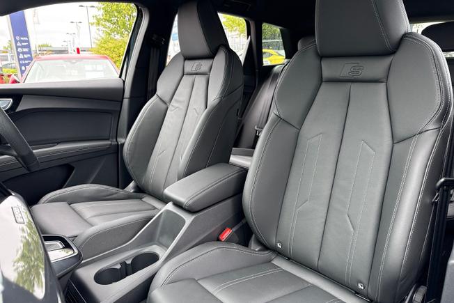 AUDI  Q4 Photo 21