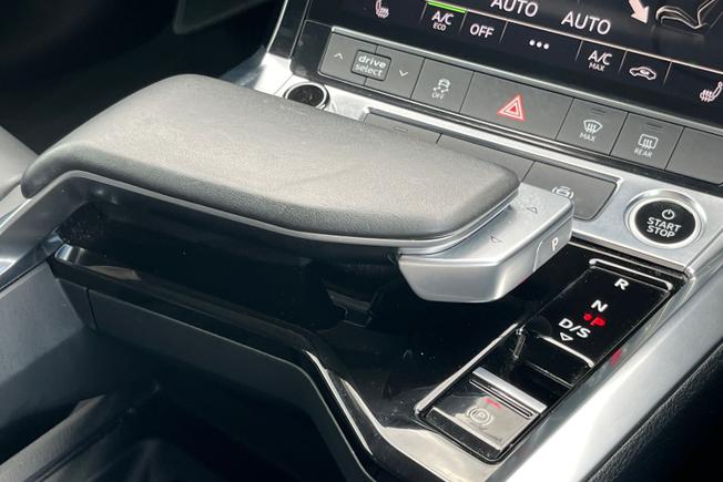 AUDI e-tron Photo 31