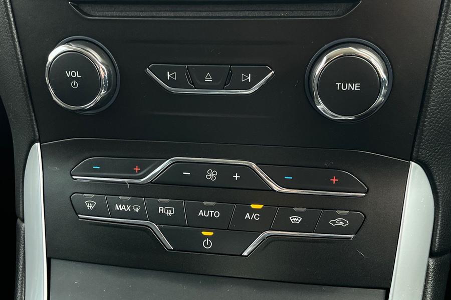 Ford GALAXY Photo autoimg-fc2d50fc385638eb34de6d9edf1f804f7ebbba71.jpg