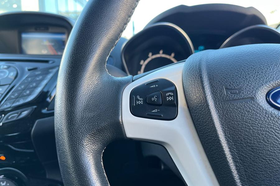 Ford FIESTA Photo autoimg-fc32a32da979396539184ca634a9147f5b2836b4.jpg