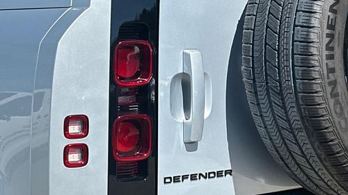 Land Rover Defender Photo autoimg-fc7073c7be0e003cb4937524dc33f28bc34e470b.jpg