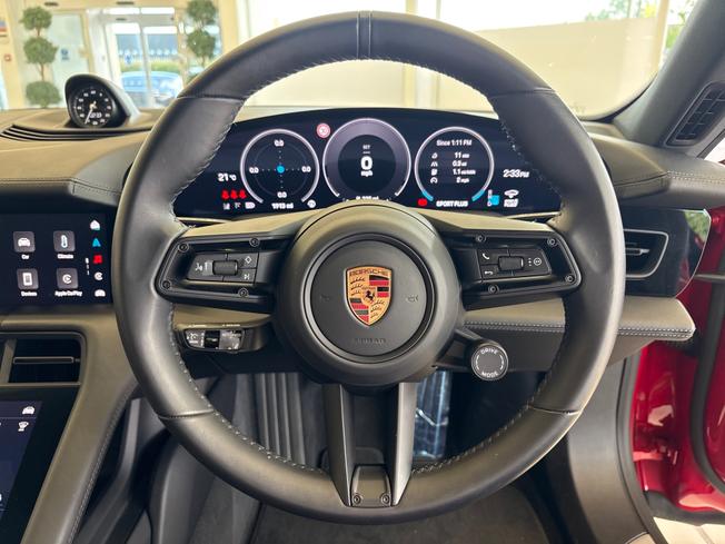PORSCHE Taycan Photo 17