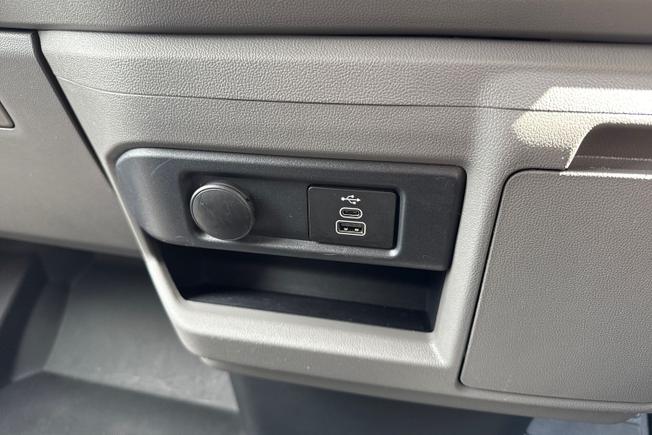 VOLKSWAGEN E-Transporter Photo 45