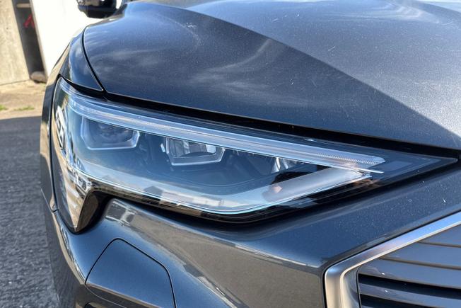 AUDI e-tron Photo 19