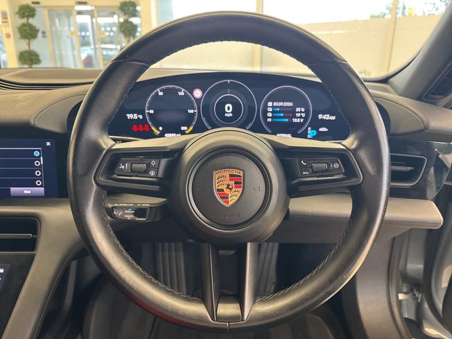 PORSCHE Taycan Photo 17