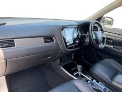 MITSUBISHI Outlander Photo 2