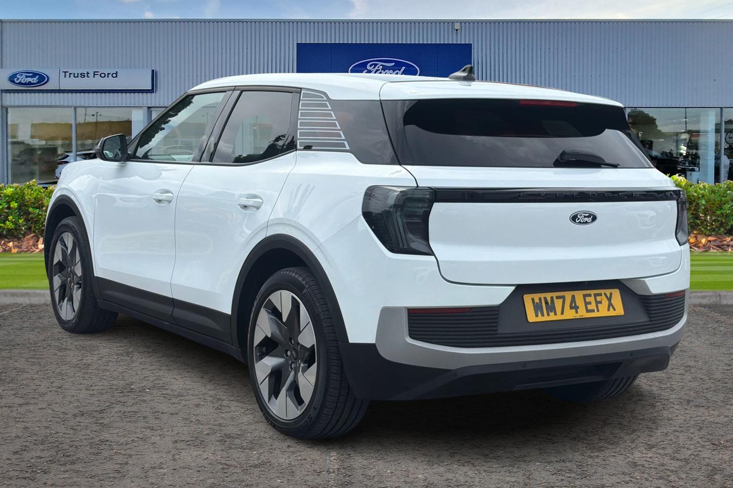 Ford Explorer Photo 1