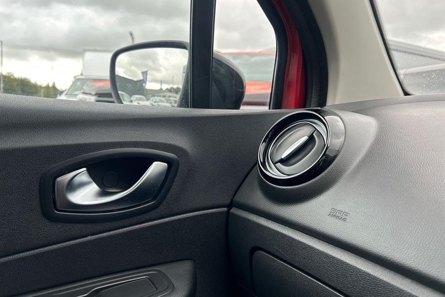Renault CAPTUR Photo autoimg-fcc762b7c15b3d6d004a1a59fcdbe800fc70e545.jpg